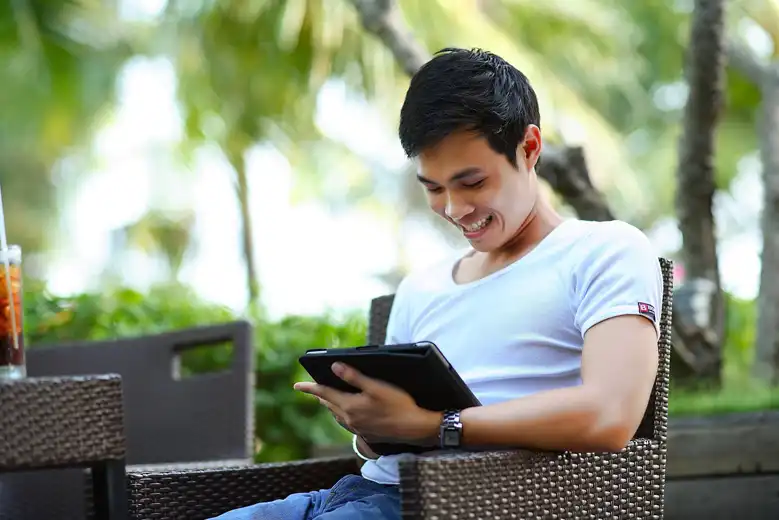 Hombre trabajando en su tableta en un lugar público