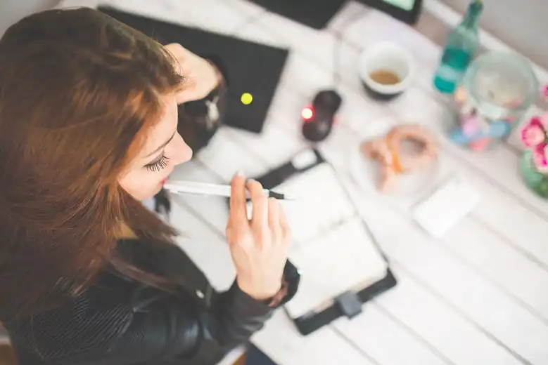 Mujer trabajando en su escritorio