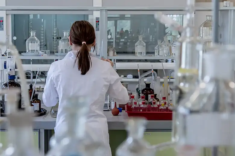 Mujer haciendo pruebas de laboratorio